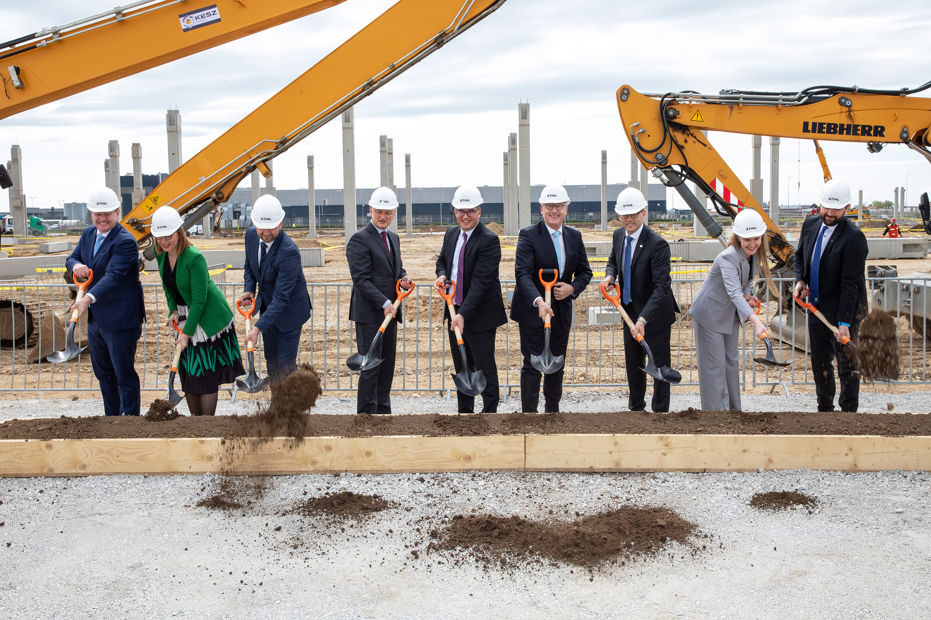 Ceremonie simbolică de inaugurare a unei noi unități de producție de baterii în România: (de la stânga la dreapta) Michael Traub, președintele Consiliului Executiv STIHL, Alina Silaghi, director general ADLO, Florin Birta, primarul orașului Oradea, dr. Nikolas Stihl, președintele consiliului consultativ STIHL, Martin Schwarz, membru al consiliului executiv STIHL Manufacturing und (and) Materials, Dr. Michael Prochaska, membru al consiliului executiv STIHL pentru resurse umane și afaceri juridice, dr. Robert Feulner, Managing Director ANDREAS STIHL POWER TOOLS S.R.L. România, Noemi Straub, Vice President Finance, Legal & IT, Administrator ANDREAS STIHL POWER TOOLS S.R.L. România și Attila Puskás, Contracting Director Kész România. 