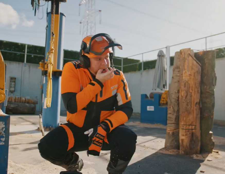Bărbat fluierând pentru Spot